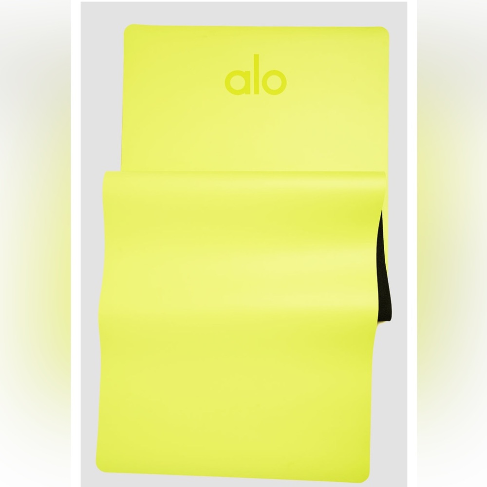 NWT Alo Yoga Warrior mat in highlighter